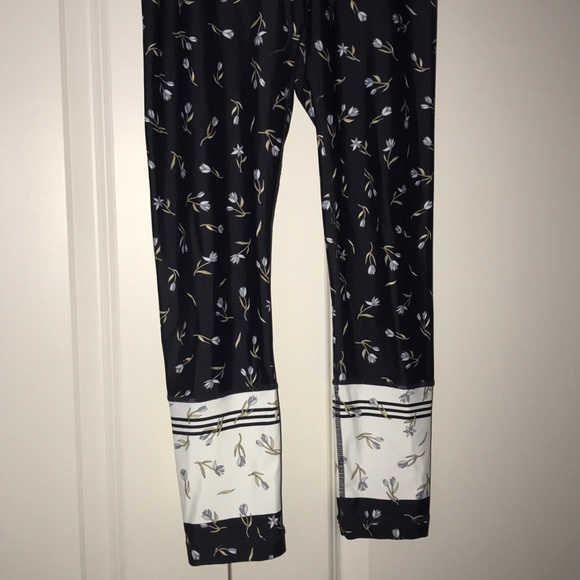 The Upside Floral High Waisted midi Leggings tulip - Picture 5 of 7